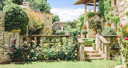 Mas en Provence with heated saltwater swimming pool & jacuzzi & boules court.