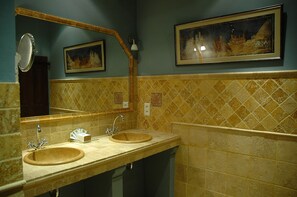 Douche, sĂšche-cheveux, serviettes fournies