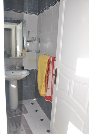 Kylpyamme, hiustenkuivaaja, pyyhkeet, saippua