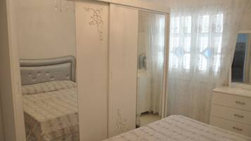 2 makuuhuonetta, silitysrauta/-lauta, ilmainen Wi-Fi, vuodevaatteet