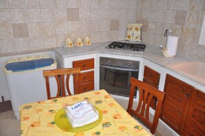 Réfrigérateur, four à micro-ondes, un four, cafetière-théière