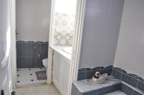 Badewanne, Haartrockner, Handtücher, Seife