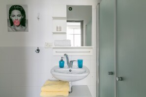 舒適公寓 | 浴室 | 淋浴設備、提供毛巾