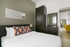 1 habitación, cortinas blackout y tabla de planchar con plancha