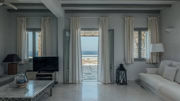 Televisión, reproductor de DVD y estéreo