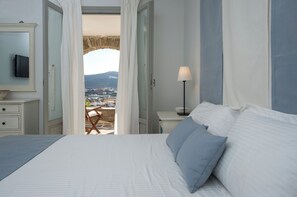 4 quartos, escrivaninha, ferros/tábuas de passar roupa, berço de viagem