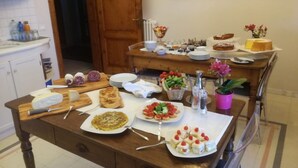 Ein reichhaltiges Buffet mit verschiedenen Speisen, Tellern und Besteck.
