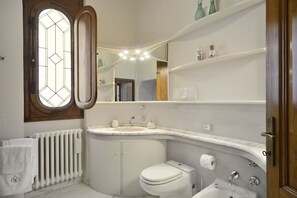 Bathtub, hair dryer, bidet, towels - Superior Settimo Cielo with A/C and Private Bathroom in Villa le Facezie B&B (Terranuova Bracciolini)