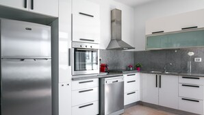 Comfort Apartment | Private kitchen - New Apt Close to the Beach 6 Guests (Tel Aviv)