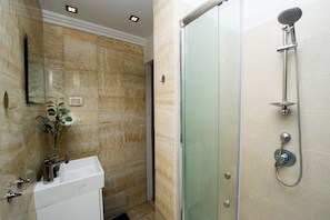 Comfort Apartment | Bathroom