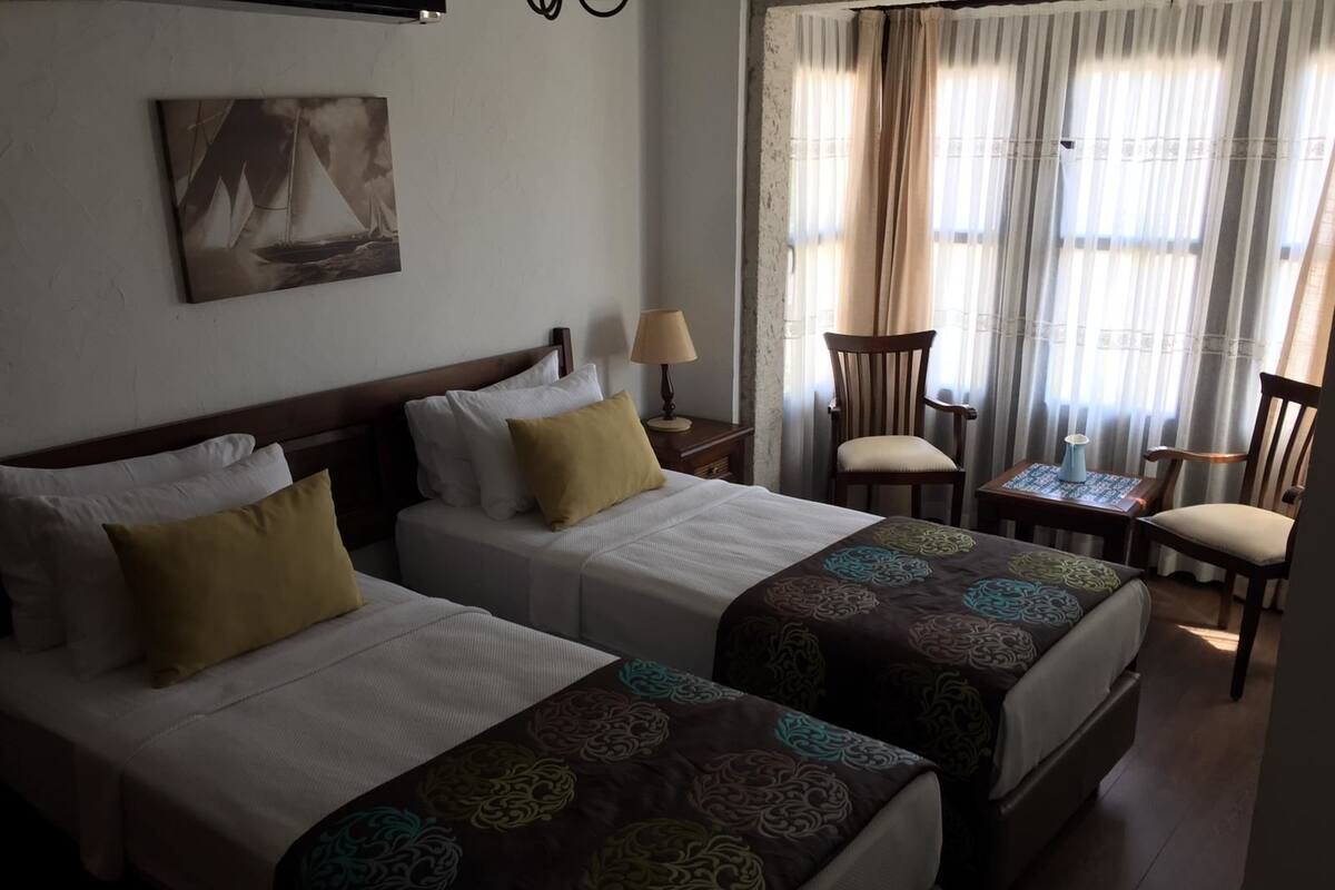 Deluxe Room | Minibar (free items), in-room safe, blackout drapes