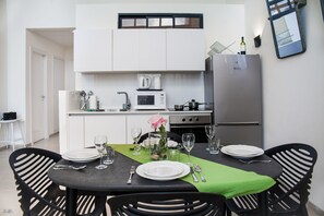 Design-Penthouse | Eigene Küche | Großer Kühlschrank, Mikrowelle, Ofen, Herdplatte