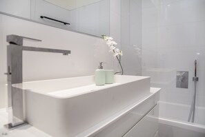 Cobertura design | Banheiro | Chuveiro, chuveiro com efeito de chuva, toalhas de banho 