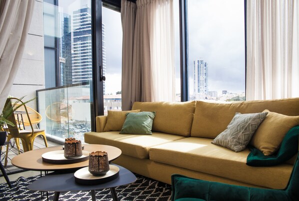 Penthouse de diseñador | Área de sala de estar | Televisión de pantalla plana 