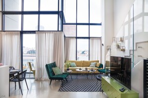 Penthouse de diseñador | Área de sala de estar | Televisión de pantalla plana 