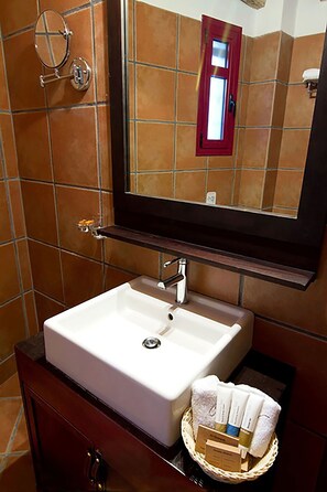 Douche, sèche-cheveux, serviettes fournies, savon