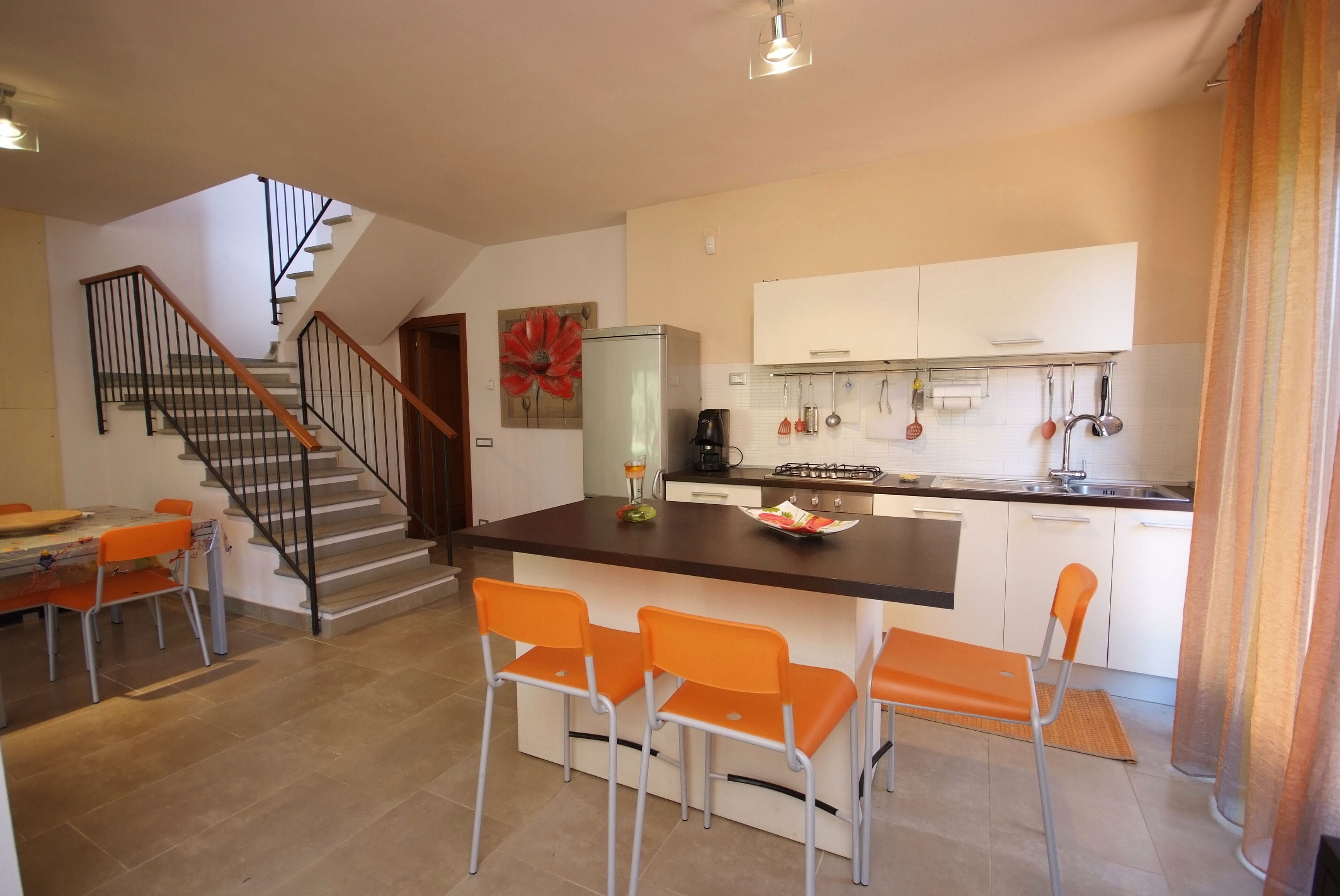 Kjøleskap, ovn, kokeplater og oppvaskmaskin