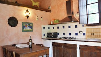 Kühlschrank, Ofen, Herdplatte, Wasserkocher mit Kaffee-/Teezubehör