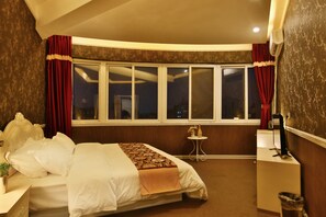 Deluxe Triple Room | Peralatan tempat tidur premium, gebar bulu kapas, katil Tempur-Pedic 