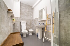 Dusche, Haartrockner, Bidet, Handtücher