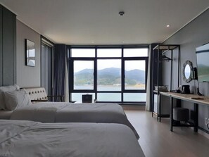 Premium Room, Ocean View | Living area | Flat-screen TV, heated floors - Tongyeong Bridge Hotel (Tongyeong)
