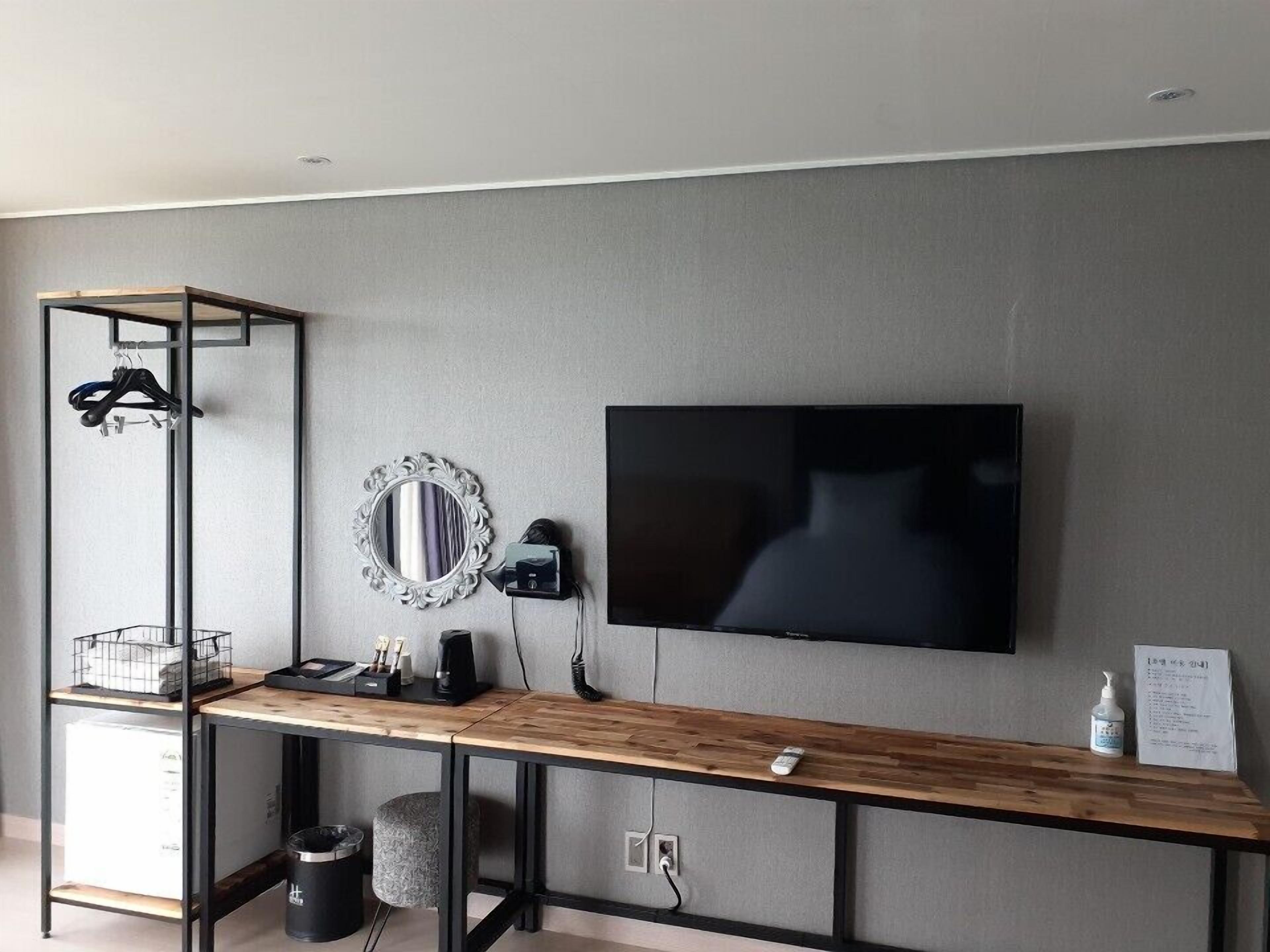 premium room, ocean view | television