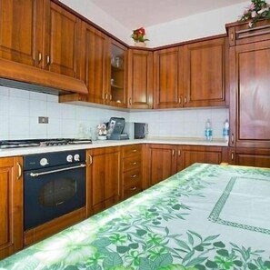 Mikrowelle, Wasserkocher mit Kaffee-/Teezubehör