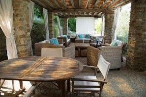 Outdoor dining - villa in Tuscany, Arezzo villa, holiday in Italian villa, (Civitella In Val di Chiana)