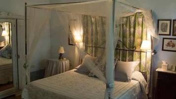 9 camere, una scrivania, ferro/asse da stiro, accesso a Internet