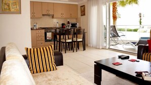 Una sala de estar moderna con un sof á, una mesa de centro y un comedor con sillas y una mesa.