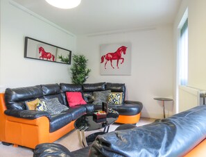 Business House | Living area | Smart TV - Tudors eSuites Park Central Townhouse Garden and Parking (Birmingham)
