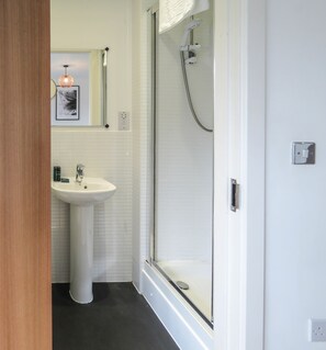 Casa empresarial | Baño | Amenidades de baño de diseñador, toallas, jabón, shampoo 