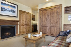 Smart TV, fireplace - Outpost: Grand View 494 - Air Conditioning (Jackson)