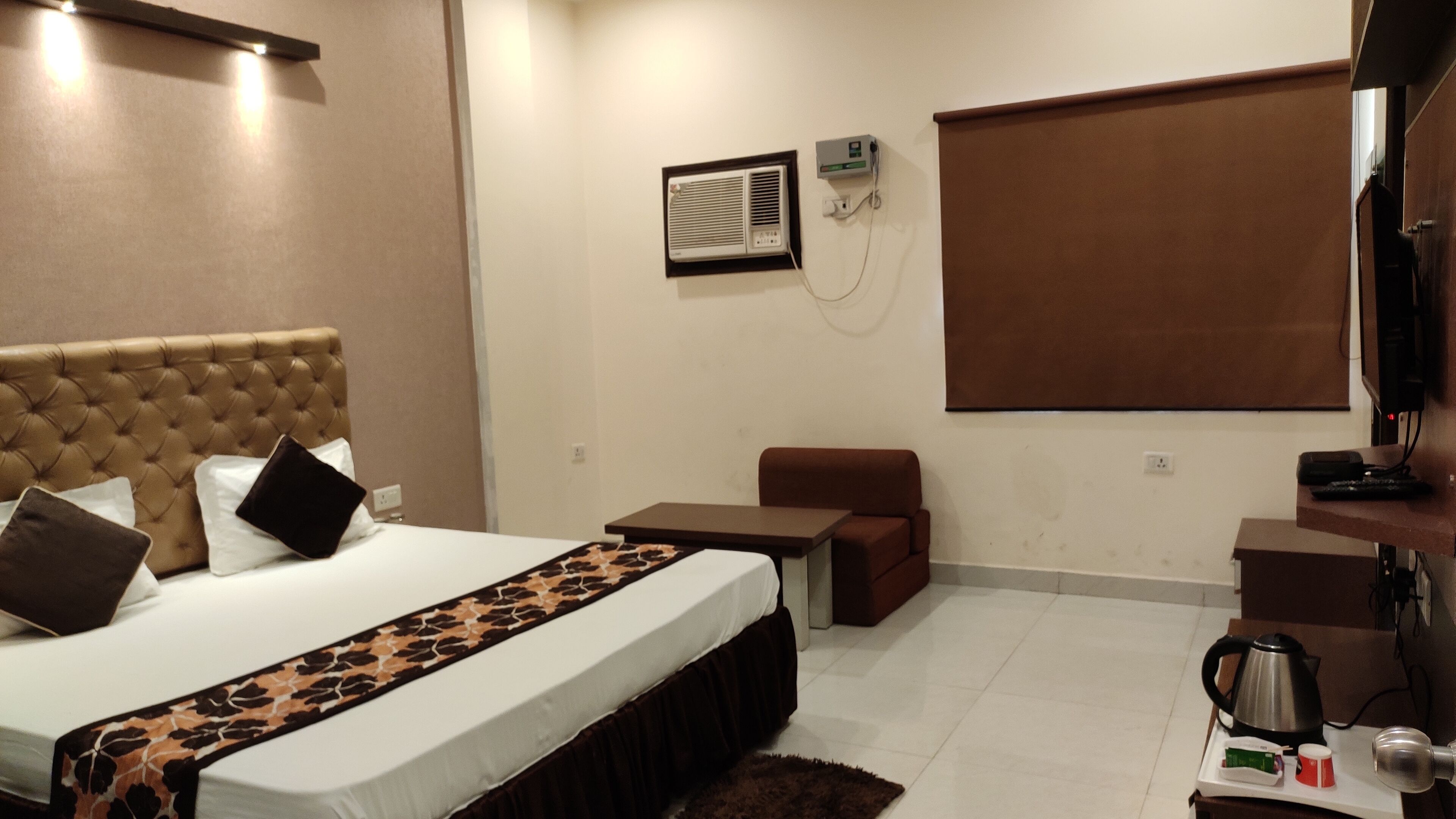 deluxe room | desk, iron/ironing board, free wifi, bed sheets
