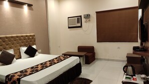 Desk, iron/ironing board, free WiFi, bed sheets - Hotel Maple Delite (Lucknow)