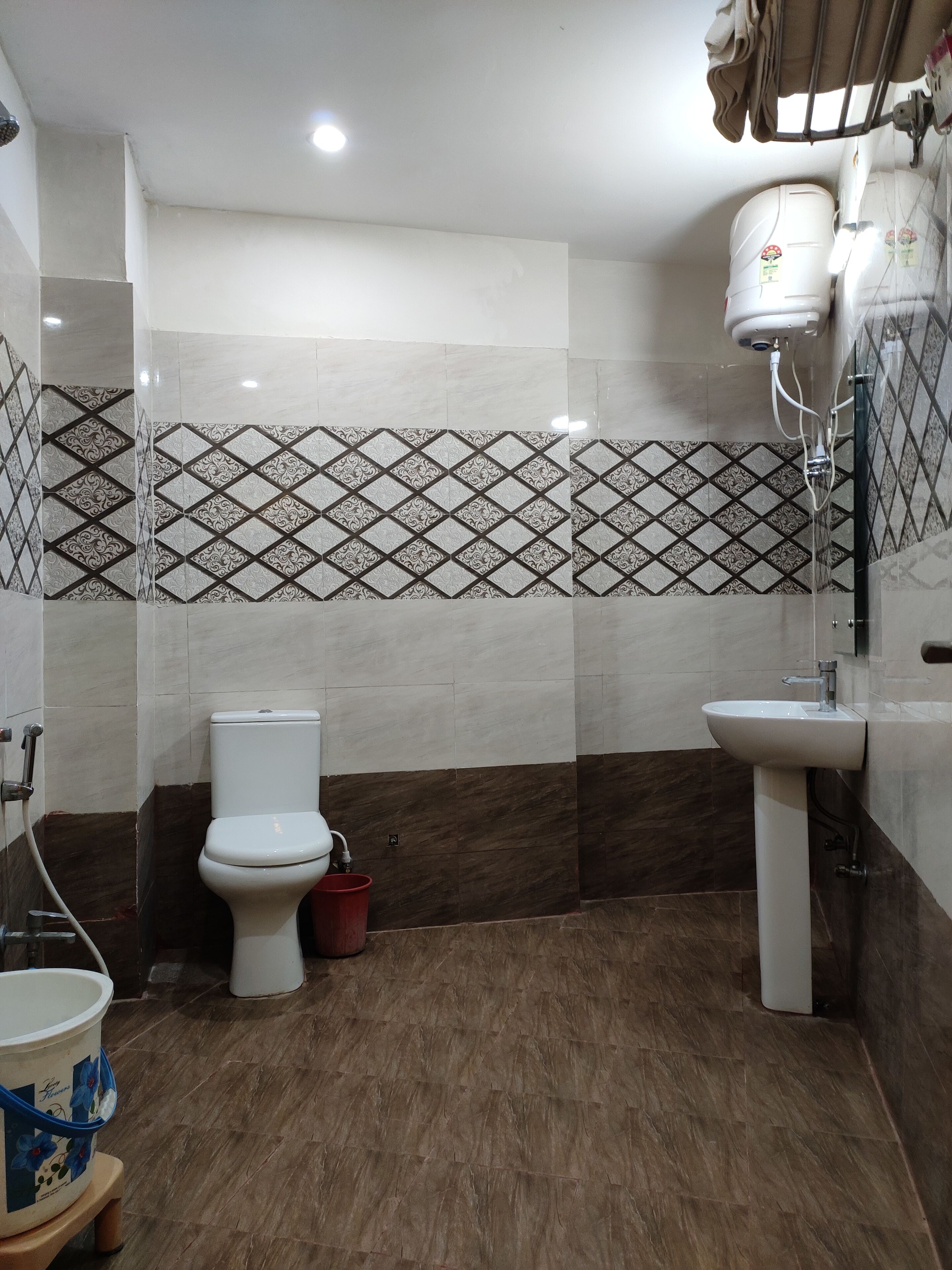deluxe room | bathroom | shower, rainfall showerhead, free toiletries, towels