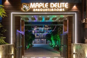 L'entrada a Maple Delite Banquetrooms, amb indicadors il·luminats i il·luminació decorativa.