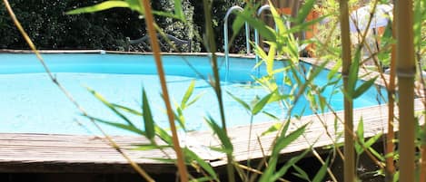 Piscine extérieure en saison