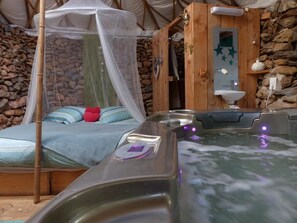 Quarto luxo, banheira de imersão (Le toit du monde) | Individualmente decorados, individualmente mobiliados