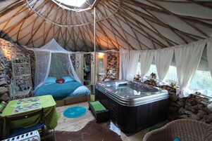 Deluxe Room, Hot Tub (Le toit du monde) | Individually decorated, individually furnished, iron/ironing board