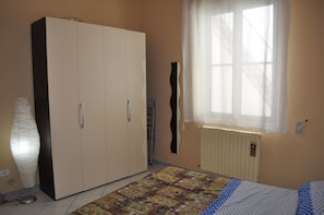 2 chambres, coffre-fort, fer et planche à repasser, lit de bébé portatif