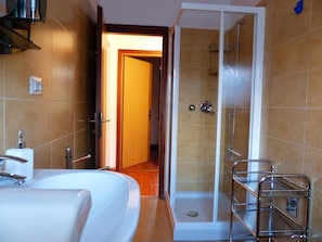 Haartrockner, HandtĂŒcher, Toilettenpapier