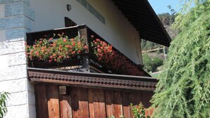 Un bâtiment doté d’un balcon en bois et de jardinières.