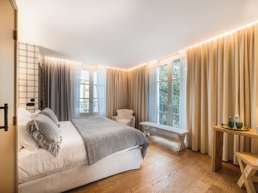Chalet | Minibar con artículos gratuitos y cortinas opacas