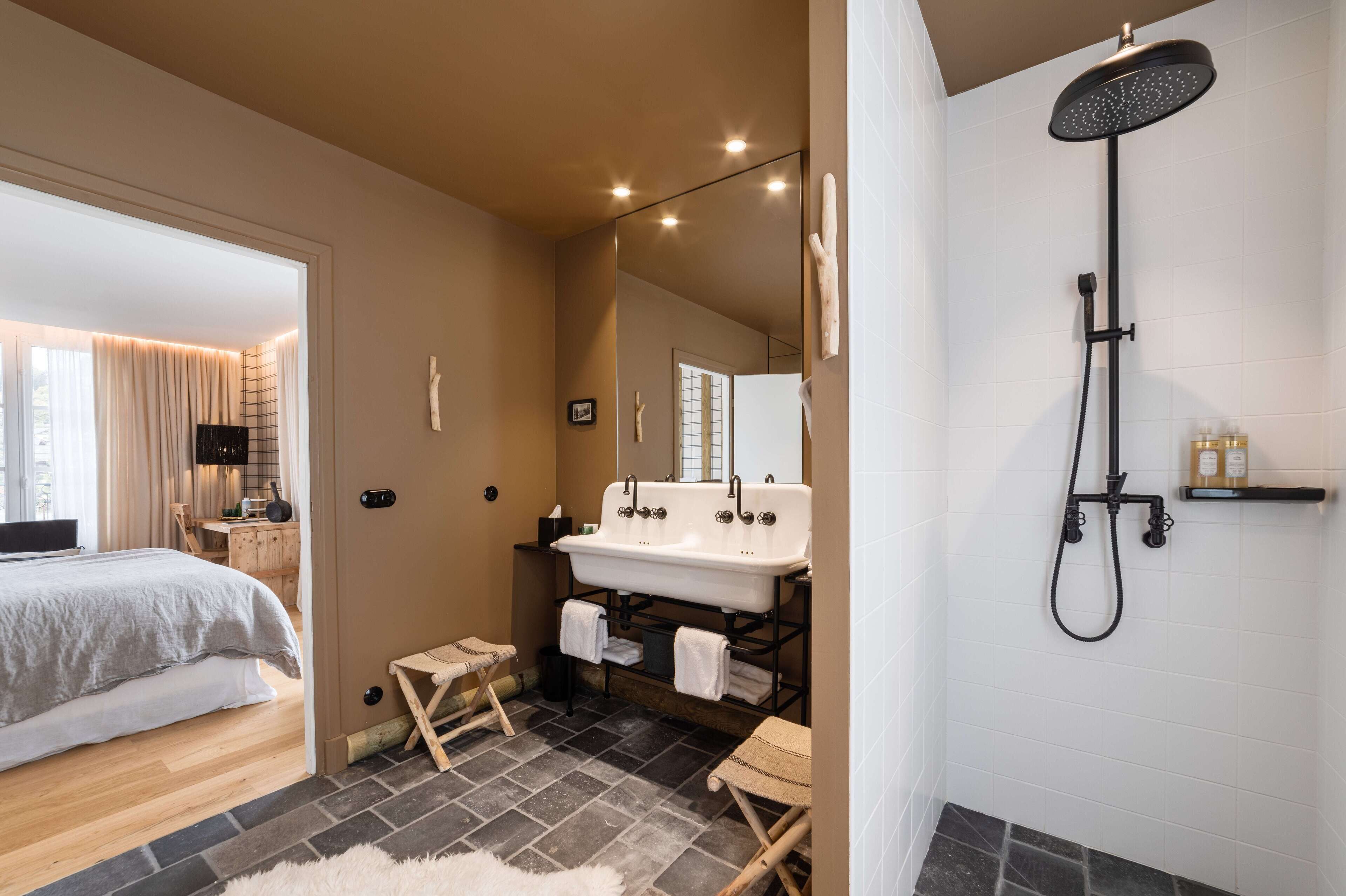 Ein modernes Badezimmer mit einer großzügigen Badewanne, einer separaten Duschkabine und einem Waschtisch mit zwei Becken.