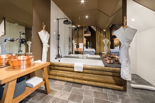 Chalet | Kylpyhuone | Ilmaiset hygieniatuotteet, hiustenkuivaaja, kylpytakit, tohvelit