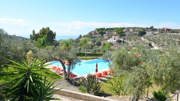 Zona de piscina con vista al mar y al paisaje circundante.