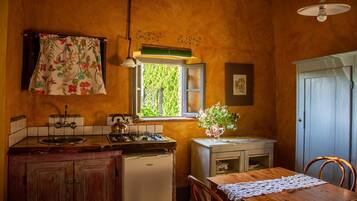 Kühlschrank, Mikrowelle, Herdplatte, Wasserkocher mit Kaffee-/Teezubehör