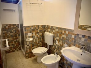 Dusche, Haartrockner, Bidet, Handtücher