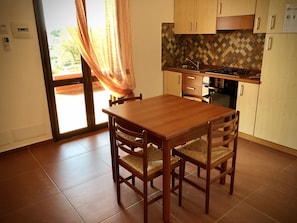 Frigorifero, forno, piano cottura, macchina per tè/caffè